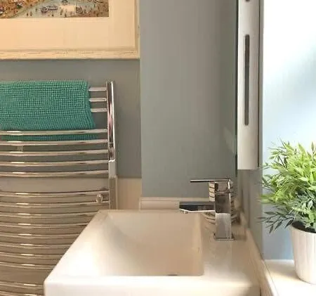 12, The Moorings - Ground Floor, Accessible Shower, 1 Minute To - Sea View Holiday home Filey