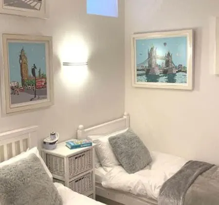 12, The Moorings - Ground Floor, Accessible Shower, 1 Minute To - Sea View Holiday home *