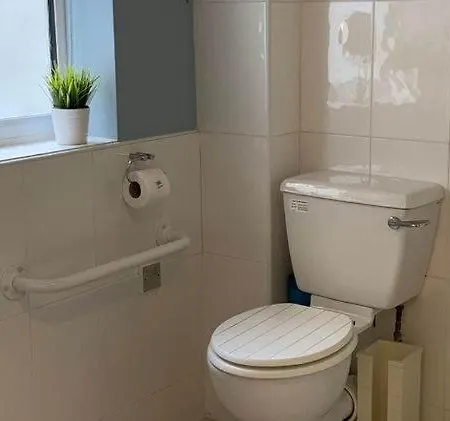 12, The Moorings - Ground Floor, Accessible Shower, 1 Minute To - Sea View *