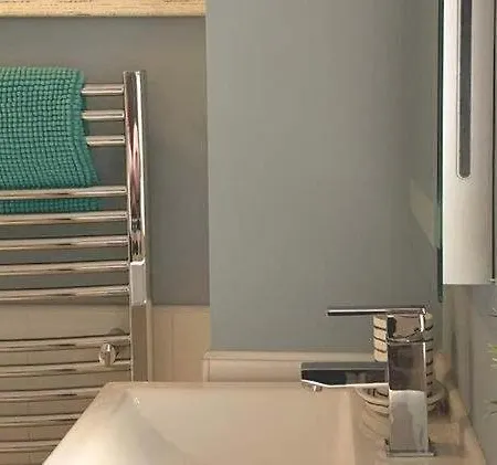 12, The Moorings - Ground Floor, Accessible Shower, 1 Minute To - Sea View *